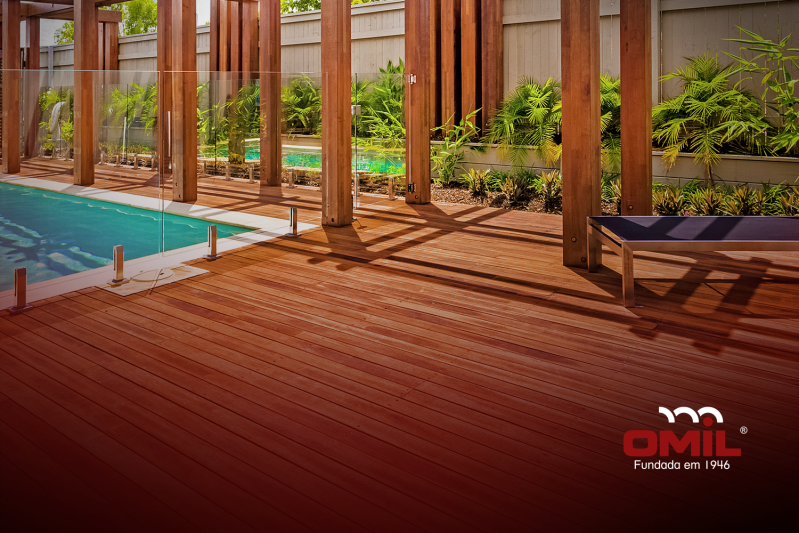 Qual máquina usar no beneficiamento de madeira para deck?